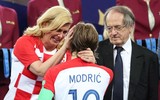 [ẢNH] Tổng thống Croatia, người phụ nữ lau nước mắt cho các cầu thủ trong trận cầu lịch sử ảnh 14