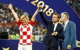 [ẢNH] Tổng thống Croatia, người phụ nữ lau nước mắt cho các cầu thủ trong trận cầu lịch sử ảnh 11