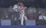 [ẢNH] Tổng thống Croatia, người phụ nữ lau nước mắt cho các cầu thủ trong trận cầu lịch sử ảnh 12