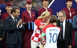 [ẢNH] Tổng thống Croatia, người phụ nữ lau nước mắt cho các cầu thủ trong trận cầu lịch sử ảnh 1
