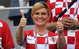 [ẢNH] Tổng thống Croatia, người phụ nữ lau nước mắt cho các cầu thủ trong trận cầu lịch sử ảnh 18