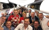 [ẢNH] Tổng thống Croatia, người phụ nữ lau nước mắt cho các cầu thủ trong trận cầu lịch sử ảnh 4