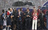 [ẢNH] Tổng thống Croatia, người phụ nữ lau nước mắt cho các cầu thủ trong trận cầu lịch sử ảnh 19