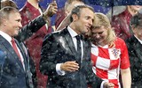 [ẢNH] Tổng thống Croatia, người phụ nữ lau nước mắt cho các cầu thủ trong trận cầu lịch sử ảnh 5
