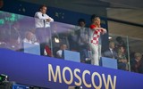 [ẢNH] Tổng thống Croatia, người phụ nữ lau nước mắt cho các cầu thủ trong trận cầu lịch sử ảnh 6