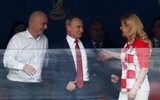 [ẢNH] Tổng thống Croatia, người phụ nữ lau nước mắt cho các cầu thủ trong trận cầu lịch sử ảnh 9