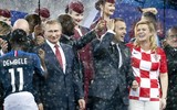 [ẢNH] Tổng thống Croatia, người phụ nữ lau nước mắt cho các cầu thủ trong trận cầu lịch sử ảnh 10