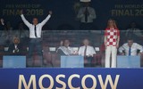 [ẢNH] Tổng thống Croatia, người phụ nữ lau nước mắt cho các cầu thủ trong trận cầu lịch sử ảnh 7