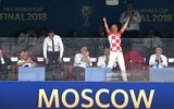 [ẢNH] Tổng thống Croatia, người phụ nữ lau nước mắt cho các cầu thủ trong trận cầu lịch sử ảnh 8