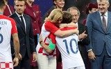 [ẢNH] Tổng thống Croatia, người phụ nữ lau nước mắt cho các cầu thủ trong trận cầu lịch sử ảnh 13