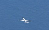 [ẢNH] Chiến hạm, máy bay Nhật phong tỏa biển, ngăn chặn việc cướp xác máy bay F-35 ảnh 3