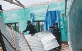 Trung đoàn Cảnh sát cơ động Trung bộ khẩn trương giúp dân khắc phục hậu quả cơn bão Noru ảnh 12