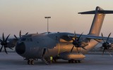 Vận tải cơ A-400M chở theo lính đặc nhiệm Anh vừa hạ cánh xuống Ukraine ảnh 13