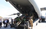 Vận tải cơ A-400M chở theo lính đặc nhiệm Anh vừa hạ cánh xuống Ukraine ảnh 6