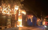 Hình ảnh lính cứu hỏa dập tắt đám cháy tại khu lán tạm ở phường Đại Mỗ ảnh 6