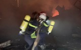 Hình ảnh lính cứu hỏa dập tắt đám cháy tại khu lán tạm ở phường Đại Mỗ ảnh 5