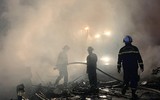 Hình ảnh lính cứu hỏa dập tắt đám cháy tại khu lán tạm ở phường Đại Mỗ ảnh 3