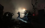Hình ảnh lính cứu hỏa dập tắt đám cháy tại khu lán tạm ở phường Đại Mỗ ảnh 2