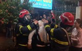 Lính cứu hoả kịp thời cứu và hướng dẫn nạn nhân mắc kẹt trong vụ cháy tại quán massage ảnh 10