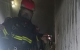 Lính cứu hoả kịp thời cứu và hướng dẫn nạn nhân mắc kẹt trong vụ cháy tại quán massage ảnh 6