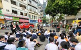 Phút trải nghiệm làm lính cứu hỏa bên hồ Gươm ảnh 6
