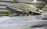 Bí ẩn lớp vàng dát mỏng trên kính buồng lái tiêm kích F-16 Mỹ ảnh 12
