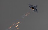 Bí ẩn lớp vàng dát mỏng trên kính buồng lái tiêm kích F-16 Mỹ ảnh 2