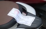 Né CSGT, xe máy quay đầu bỏ chạy giữa làn đường ô tô trên Đại lộ Thăng Long