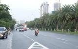Né CSGT, xe máy quay đầu bỏ chạy giữa làn đường ô tô trên Đại lộ Thăng Long