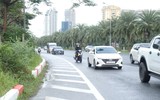 Né CSGT, xe máy quay đầu bỏ chạy giữa làn đường ô tô trên Đại lộ Thăng Long