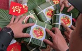 Cảnh sát cơ động Hà Nội thi tài gói bánh chưng đón Tết Quý Mão 2023, mang sắc xuân trên phố phường ảnh 6