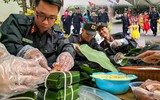 Cảnh sát cơ động Hà Nội thi tài gói bánh chưng đón Tết Quý Mão 2023, mang sắc xuân trên phố phường ảnh 1