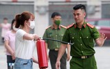 Xem cán bộ, đoàn viên công đoàn Công an Hà Nội xử lý tình huống cháy nổ  ảnh 1