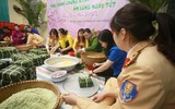 Nữ Cảnh sát giao thông Hà Nội gói bánh chưng xanh trao Tết nghĩa tình ảnh 3