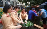Nữ Cảnh sát giao thông Hà Nội gói bánh chưng xanh trao Tết nghĩa tình ảnh 17