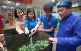 Nữ Cảnh sát giao thông Hà Nội gói bánh chưng xanh trao Tết nghĩa tình ảnh 15