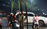 Người dân Thủ đô mua mía lộc, túi muối cầu may đầu năm mới ảnh 10