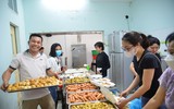 Quán cơm 2.000 đồng ở Hà Nội và nụ cười của những bệnh nhân ung thư ảnh 12