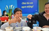Quán cơm 2.000 đồng ở Hà Nội và nụ cười của những bệnh nhân ung thư ảnh 11