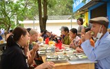 Quán cơm 2.000 đồng ở Hà Nội và nụ cười của những bệnh nhân ung thư ảnh 13