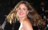 [ẢNH] Vẻ đẹp gợi cảm của Nữ diễn viên đoạt Cành Cọ Vàng ở Cannes 2021  ảnh 4