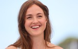 [ẢNH] Vẻ đẹp gợi cảm của Nữ diễn viên đoạt Cành Cọ Vàng ở Cannes 2021  ảnh 1