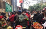 Hàng nghìn người đổ về Phủ Tây Hồ, chùa Hà lễ đầu năm  ảnh 5