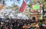 Phủ Tây Hồ tấp nập người đến lễ ngày cuối tuần ảnh 3