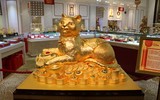 Cận cảnh tượng mèo vàng 'Kim Mão Vương Bảo' nặng 48kg ngày vía Thần Tài ảnh 1
