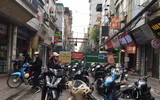 Hà Nội: Công trình quây tôn giữa đường, ‘đánh bật’ người dân đi lên vỉa hè rộng chưa đầy 1m ảnh 1
