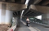Cầu vòm sắt vượt hồ Linh Đàm 65 tỷ đồng vắng người qua lại ảnh 3