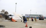 Cận cảnh diễn tập sự cố 200 lít xăng máy bay bị tràn ra sân đỗ, gây cháy tại Nội Bài ảnh 4