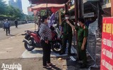 [ẢNH] Phong tỏa toàn bộ chợ đầu mối Long Biên, trăm tiểu thương đội nắng chờ xét nghiệm Covid-19 ảnh 5