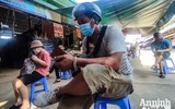 [ẢNH] Phong tỏa toàn bộ chợ đầu mối Long Biên, trăm tiểu thương đội nắng chờ xét nghiệm Covid-19 ảnh 13
